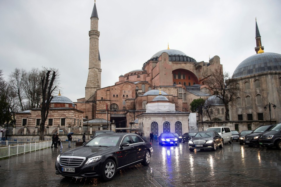 Istanbul, crolla un palazzo di otto piani. “Ci sono vittime”