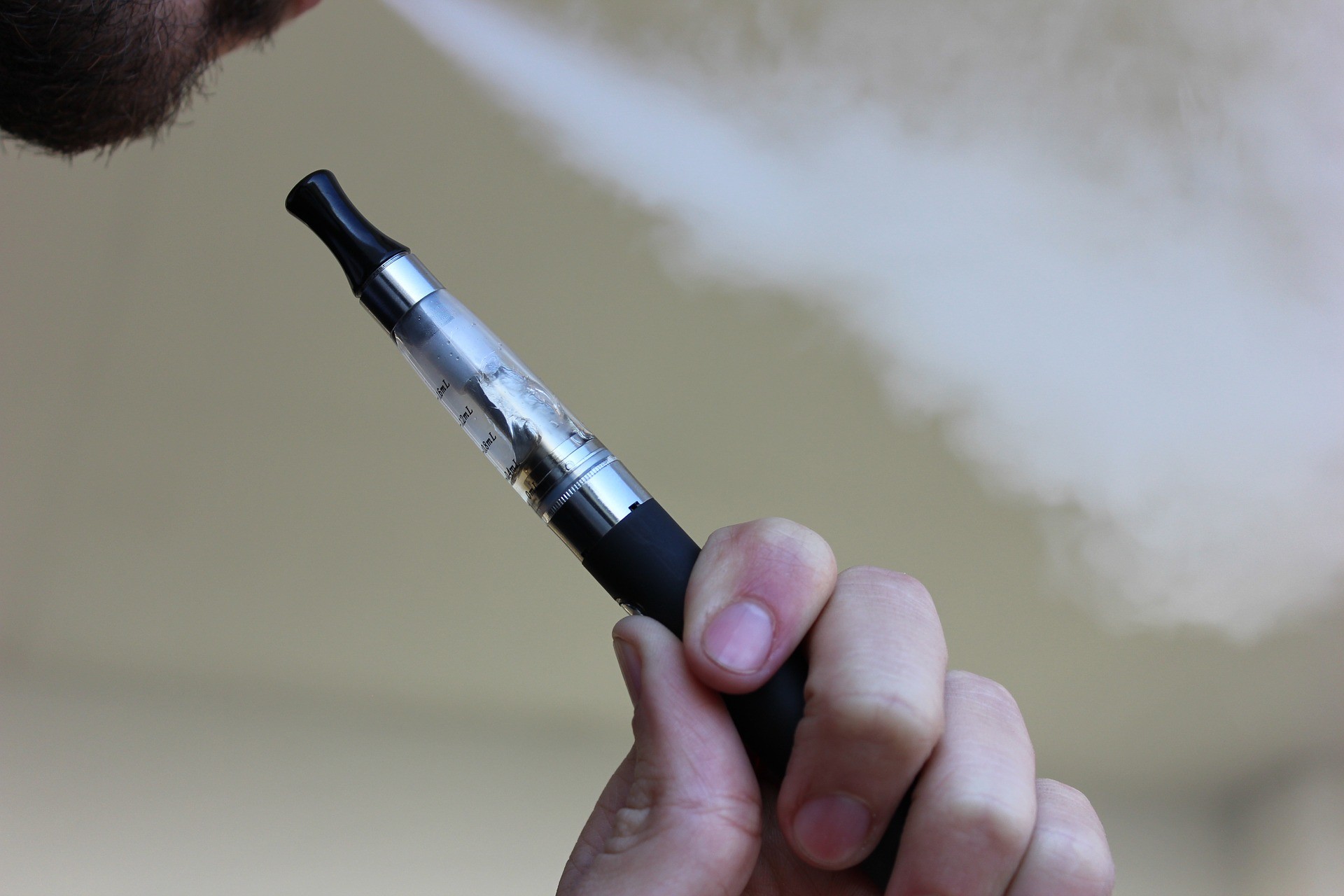 Sigaretta elettronica esplode mentre fuma: carotide recisa, muore 24enne