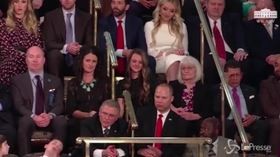 Il bimbo si addormenta durante il discorso di Trump: il video è virale