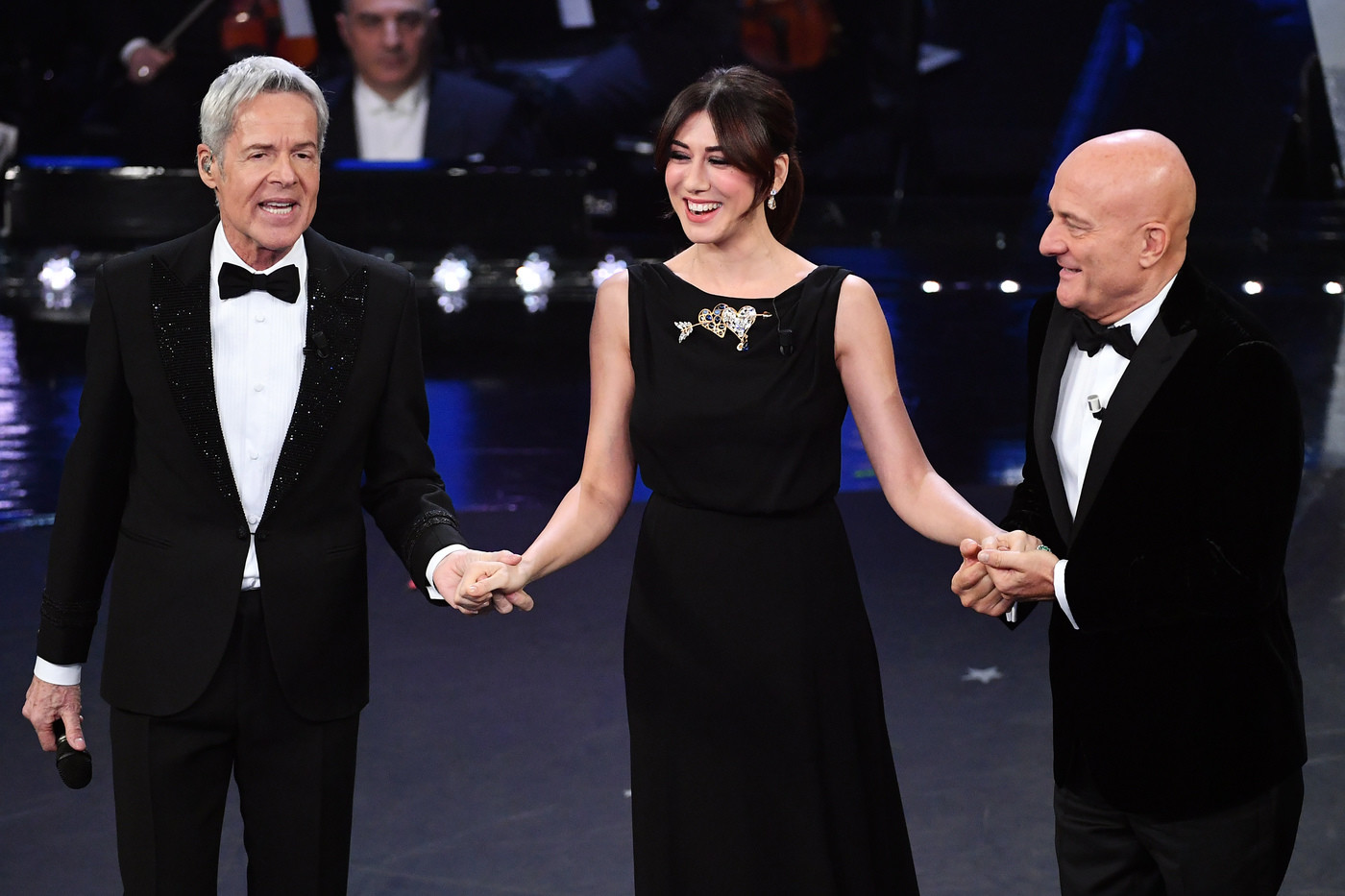 Sanremo, seconda serata: 12 big, Emozione Mannoia. E’ standing ovation. Il ritorno di Hunziker