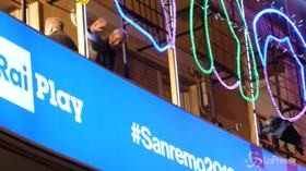 Sanremo, Baglioni si affaccia e saluta i fan prima della seconda serata