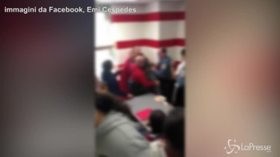 Usa, studentessa di colore picchiata dalla polizia in un liceo: il video choc