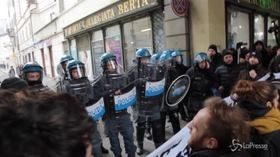 Torino, terzo giovedì di protesta per il Burger King nell’Università