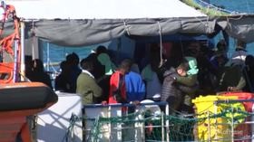 Tensioni Italia Francia, Parigi non prenderà i migranti della Sea Watch