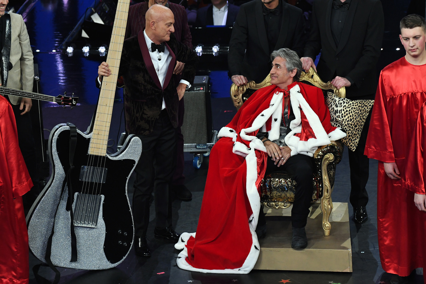 Maxi chitarra e trono: Ligabue show a Sanremo