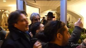 Sanremo, arriva Vessicchio: il Maestro assalito dai fan