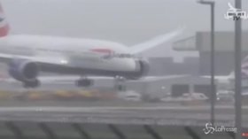 Paura a Londra, l’aereo “sbattuto” dalla tempesta