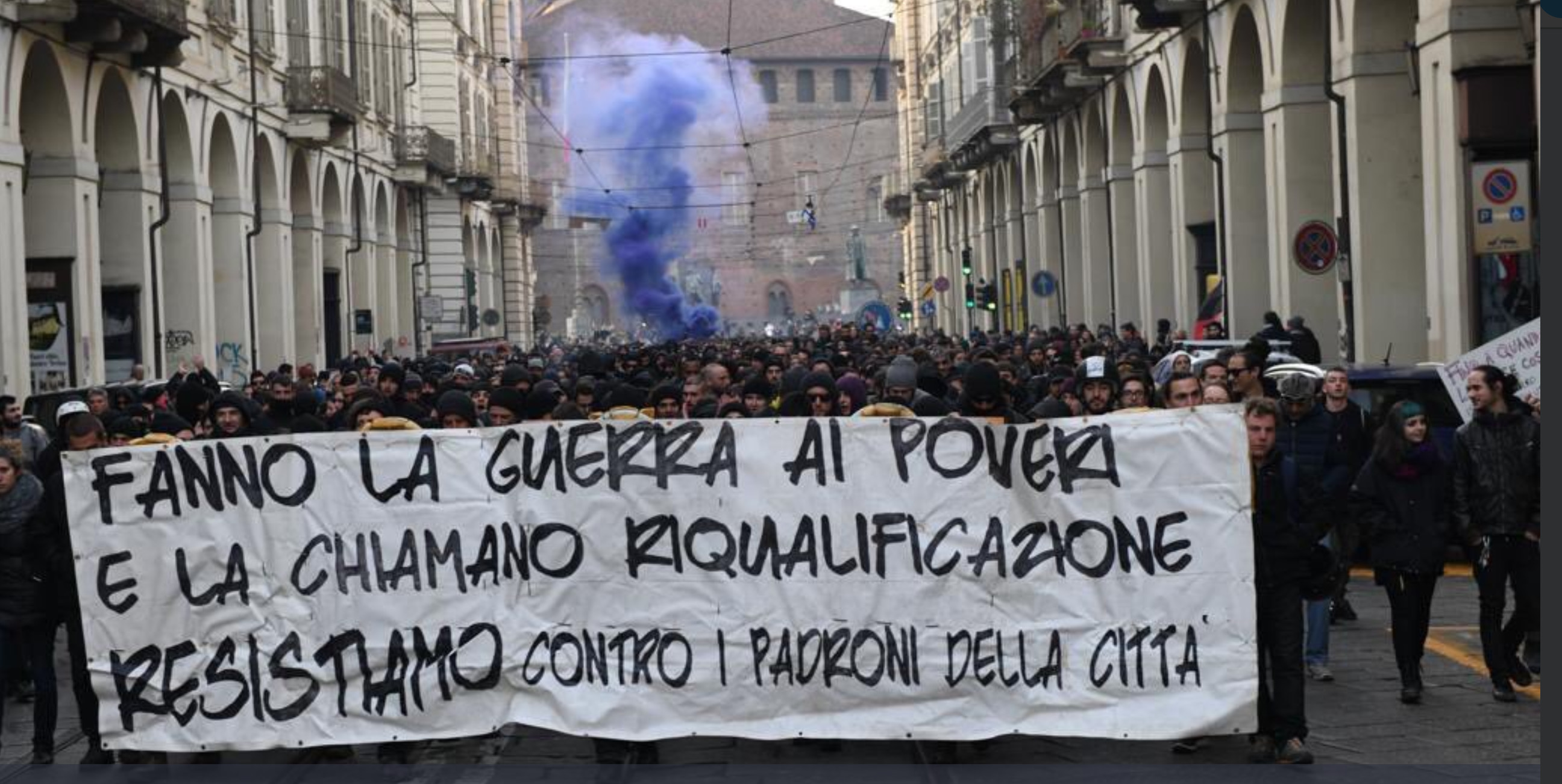 Torino, scontri durissimi e assalti ai bus al corteo degli anarchici: 12 fermati, 4 feriti