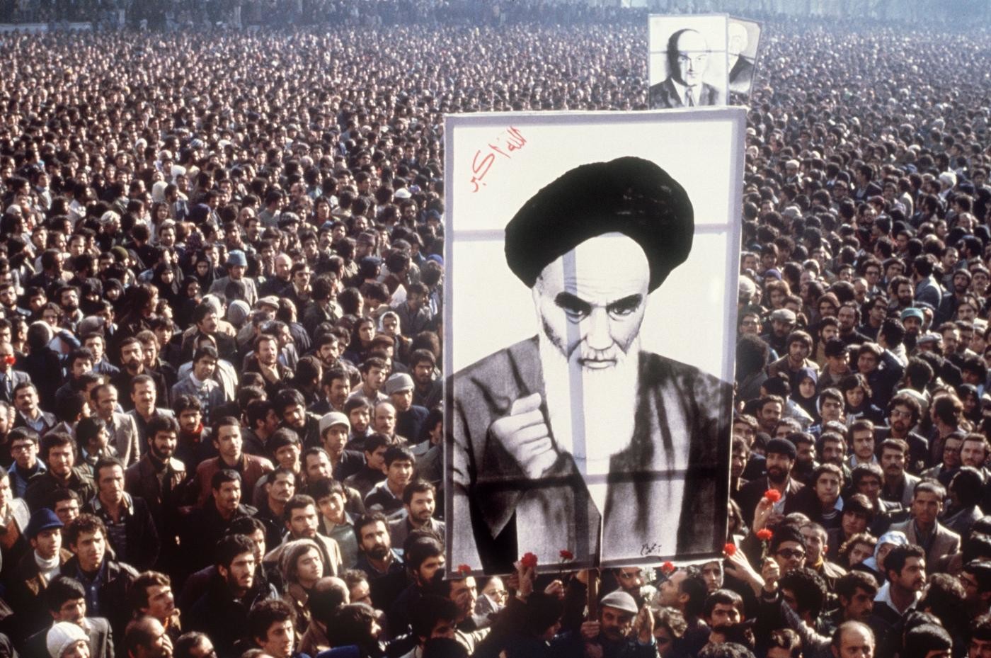 Iran, migliaia in piazza a Teheran per i 40 anni della rivoluzione islamica. Rohani: “Complotto degli Usa fallirà”