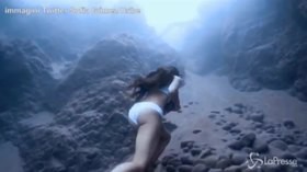 Corsa sott’acqua con una pietra gigantesca: il folle allenamento dell’apneista