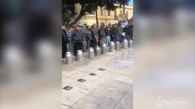 Pastori sardi, continua la protesta: latte versato nelle strade di Oristano