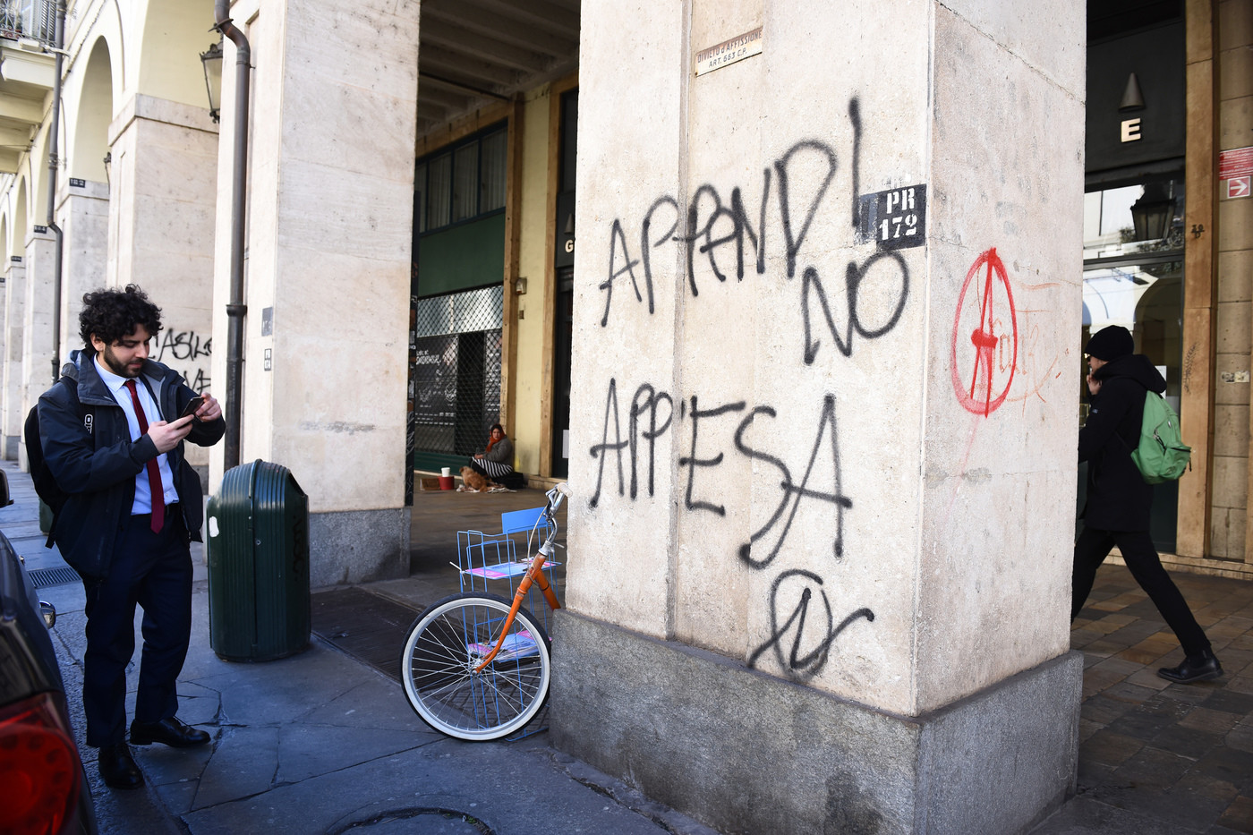 Torino, scritte anarchiche nelle vie del centro