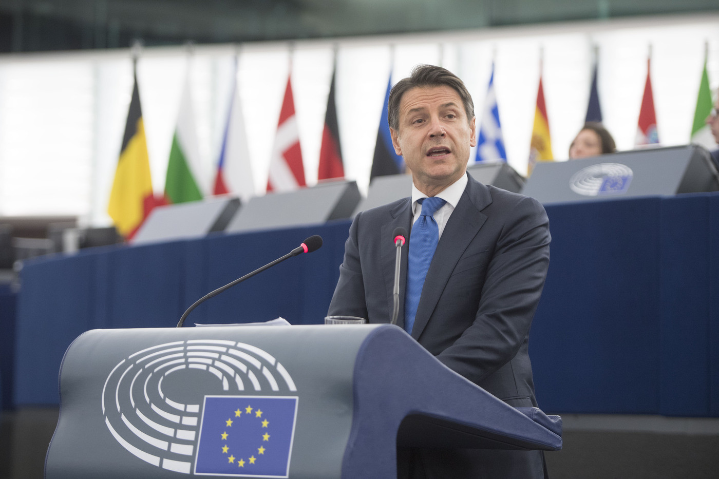 Verhofstadt attacca Conte: “Burattino mosso da Salvini e Di Maio”. La replica: “Forse lo è chi risponde a lobby”
