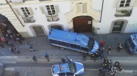 Torino, anarchici in protesta cercano di raggiungere il Comune