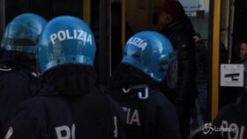 Torino, continua il presidio anarchico: polizia preleva un’attivista dal tram