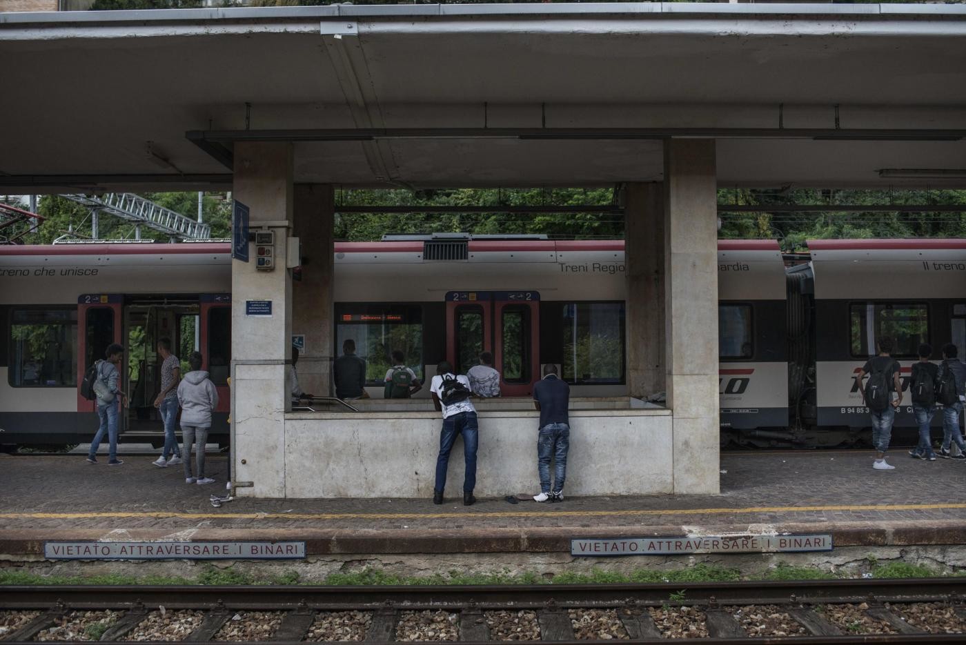 Agenti francesi spruzzano spray urticante contro migranti sul treno Ventimiglia-Monaco