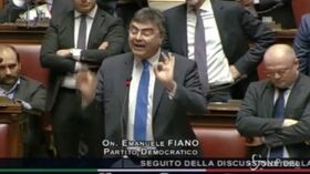 Bagarre alla Camera, deputati Pd lanciano fogli contro Fico