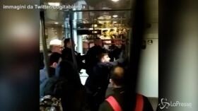 Migranti nascosti nel bagno del treno: la polizia francese prende a calci la porta