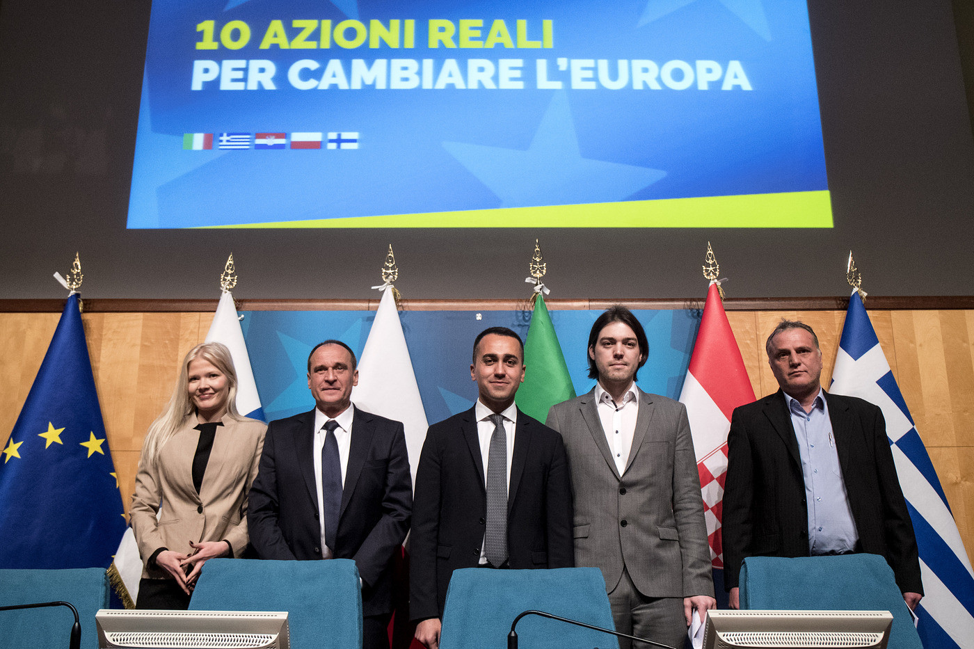 Europee, Di Maio presenta gli alleati del M5s. Rottura coi gilet gialli: “Non dialoghiamo coi violenti”