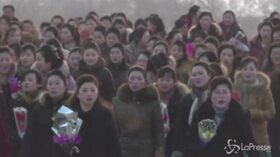 Fiori e inchini, i nordcoreani rendono omaggio a Kim Jong-Il