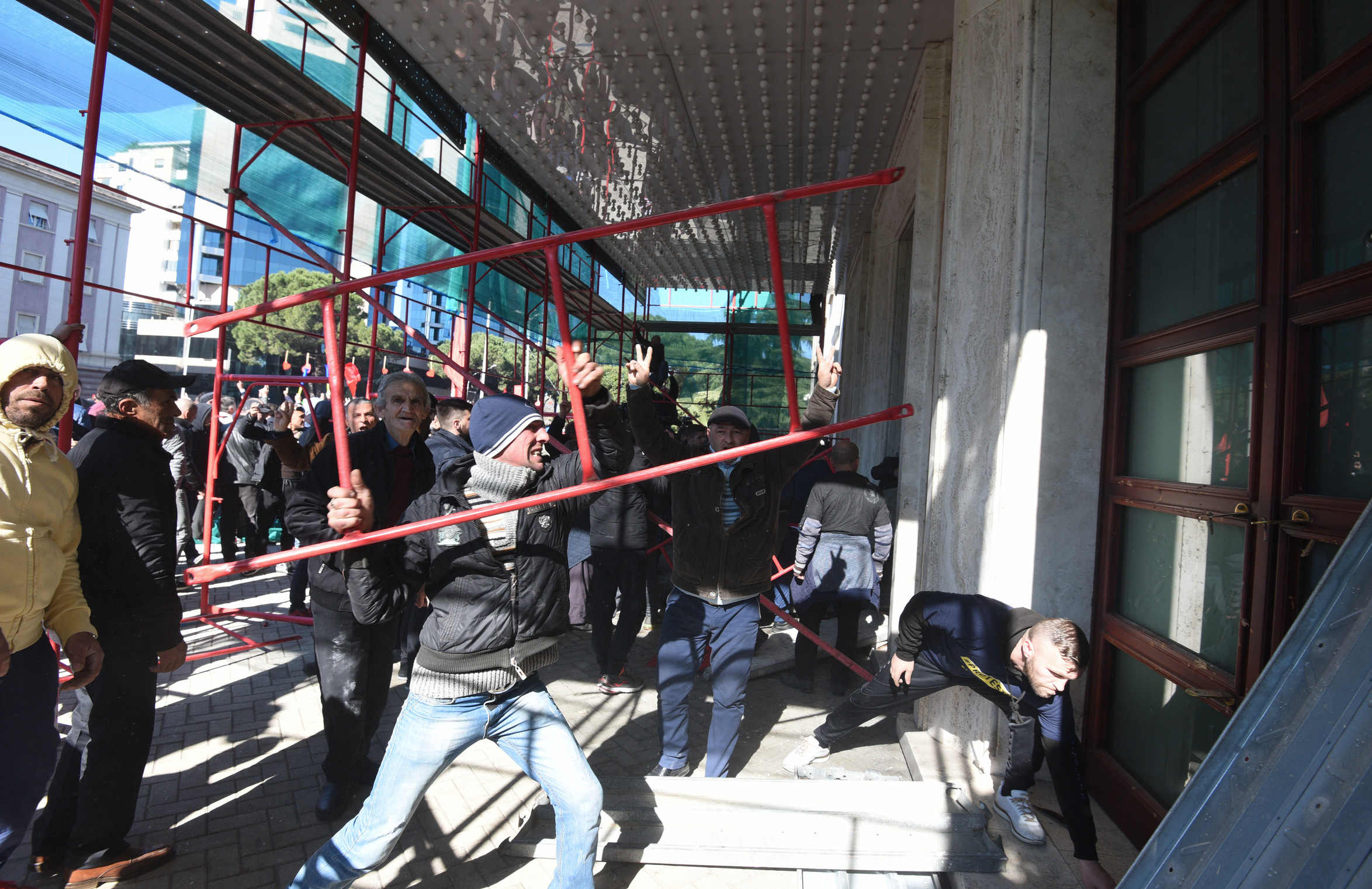 Albania, dure proteste contro il premier Rama: manifestanti irrompono nella sede del governo