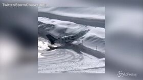 Ghiaccio in pista: l’aereo finisce dritto in un muro di neve