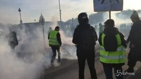 Gilet gialli, nuovi scontri a Parigi: lacrimogeni contro i manifestanti