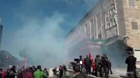 Tirana, opposizione albanese in piazza: assaltata la sede del governo