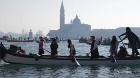 Venezia, al Carnevale sfila la ‘Pantegana’