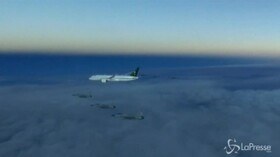 Cielo ‘affollato’ di caccia: ecco la scorta al jet del principe saudita