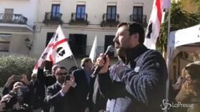 Salvini fischiato a Ozieri (Sassari) provoca i contestatori: “Faremo un parco acquatico per i comunisti”