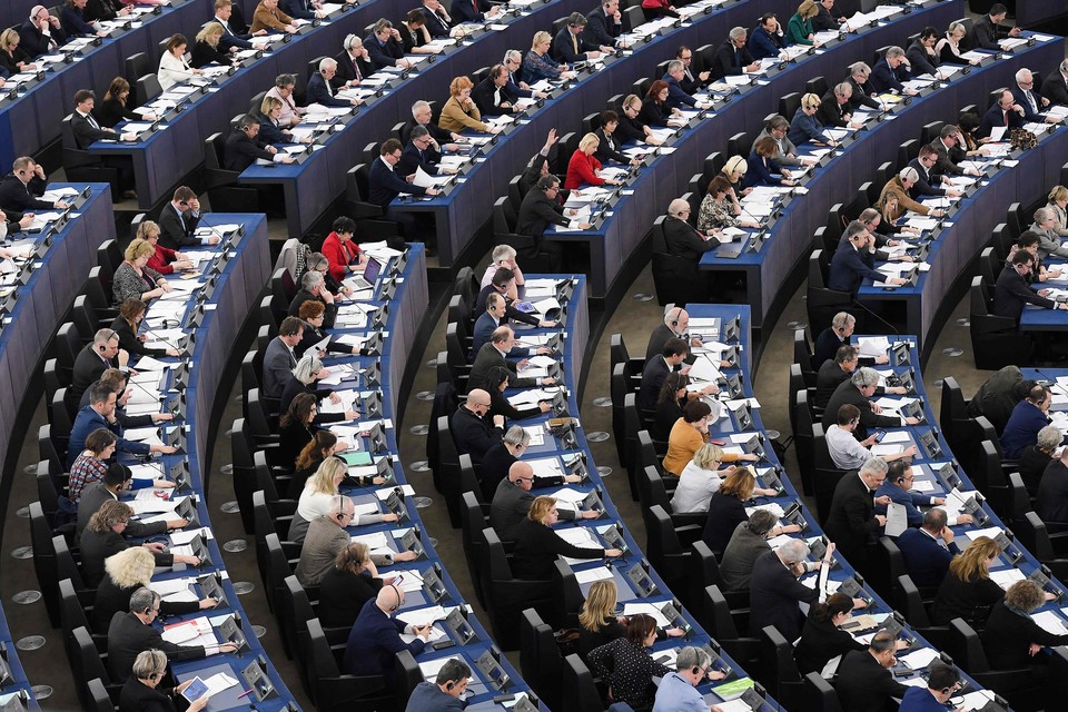 Sondaggio Ue: perdono popolari e socialisti ma i sovranisti sfondano solo in Italia