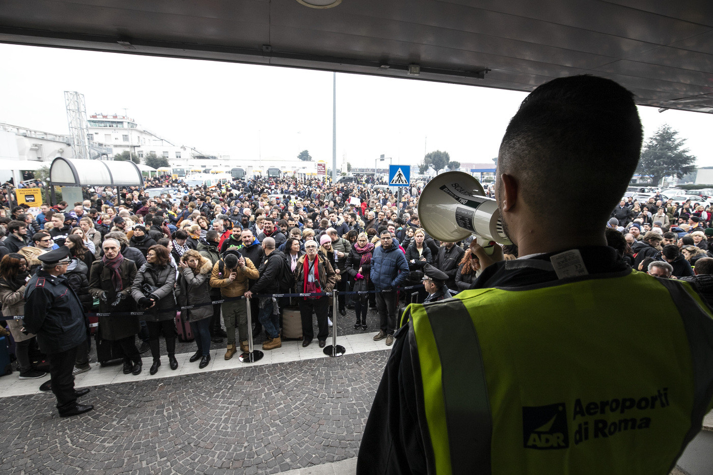 Ciampino, paura per l’incendio all’aeroporto. La folla fuori dallo scalo
