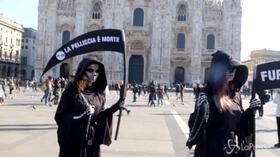 Animaliste mascherate da “Morte” in piazza del Duomo a Milano