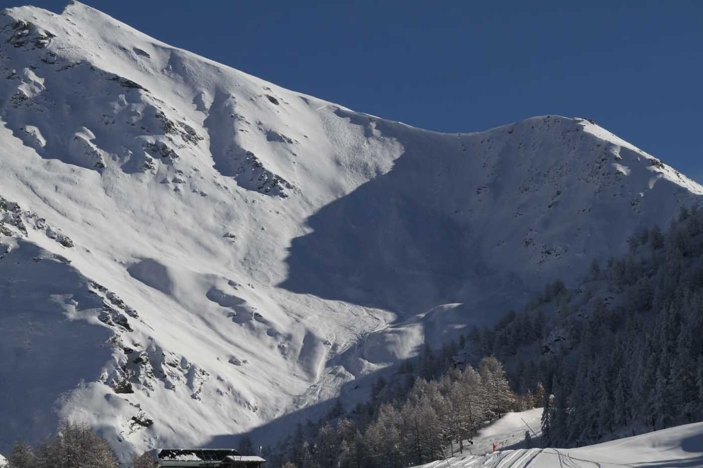 Svizzera, almeno 10 persone travolte da una valanga: 4 estratti vivi, uno grave
