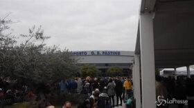Incendio all’aeroporto di Ciampino, coperte e viveri per i passeggeri in attesa