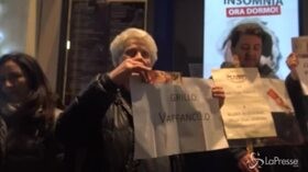 Roma, la protesta dei delusi del M5s contro Grillo