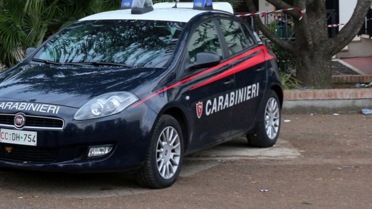 Scritte razziste contro senegalese adottato, la mamma. “Salvini condanni”. Il ministro: “Rispetti chi chiede sicurezza”