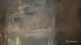 Enorme rogo in Bangladesh: cosa resta dell’edifico andato in fiamme