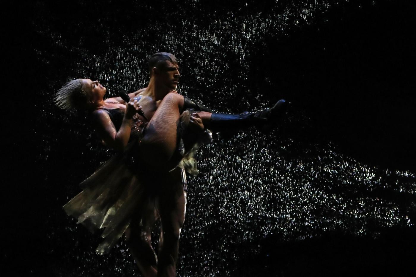 Acqua, piume e giornali: lo show di Pink ai Brit Awards 2019