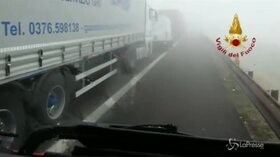 Nebbia in autostrada, tamponamenti a catena al Nord: un morto e decine di feriti