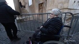 Roma, disabile incatenata al Campidoglio: “Mi vogliono sgomberare”