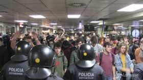 Barcellona, manifestanti cercano di bloccare la stazione della metropolitana