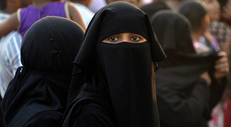 Sorelle in fuga dall’Arabia Saudita: “Abbiamo rinnegato l’islam, temiamo la pena di morte”