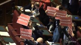 Mozione Tav: la protesta in aula del Pd: “Salva Salvini, boccia la Tav”