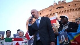 Pedofilia, sit-in delle vittime del Vaticano a Castel Sant’Angelo: “Chiediamo tolleranza tero”