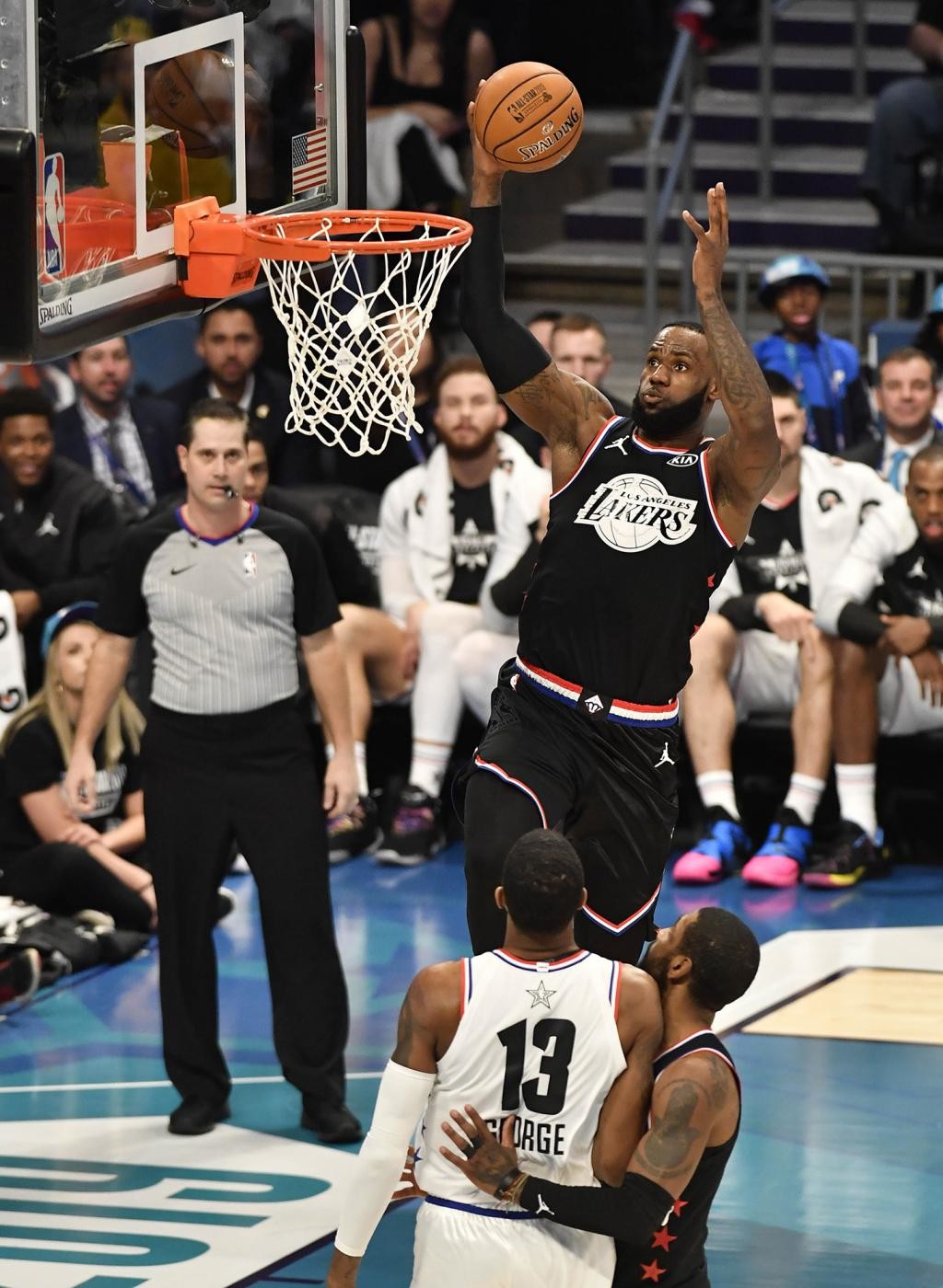 Nba, LeBron batte Harden: i Lakers vanno. Bene Philadelphia e Golden State