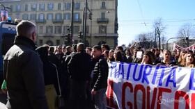 Torino, polizia carica corteo studenti