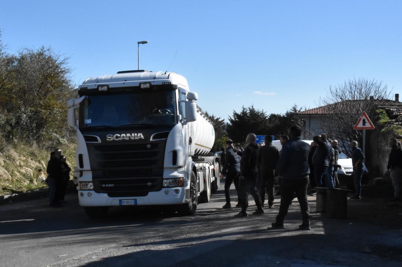 Latte, assalto a un camion cisterna a Orune. Il liquido versato in strada