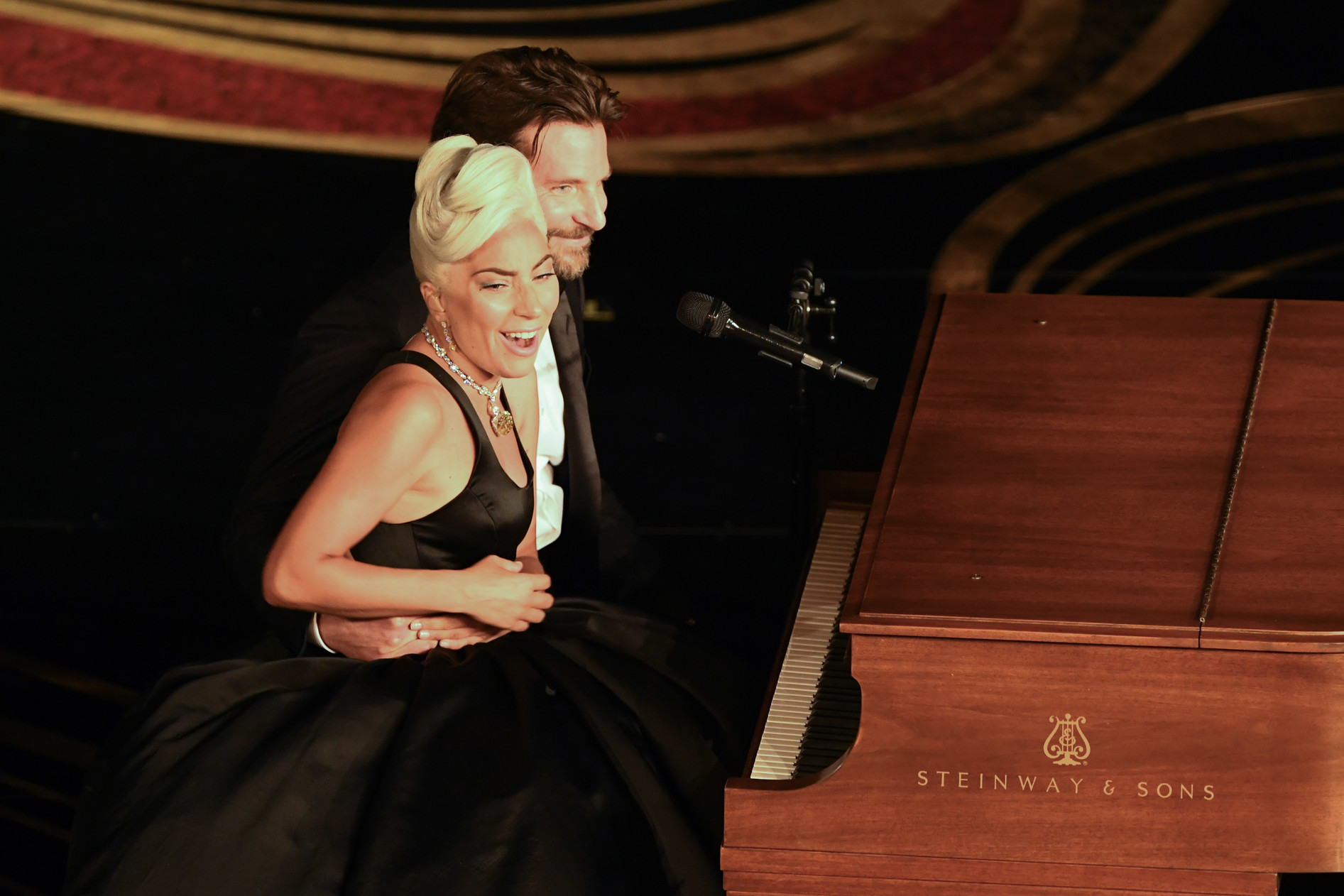 Oscar 2019, Lady Gaga e Bradley Cooper commuovono: standing ovation per la loro esibizione